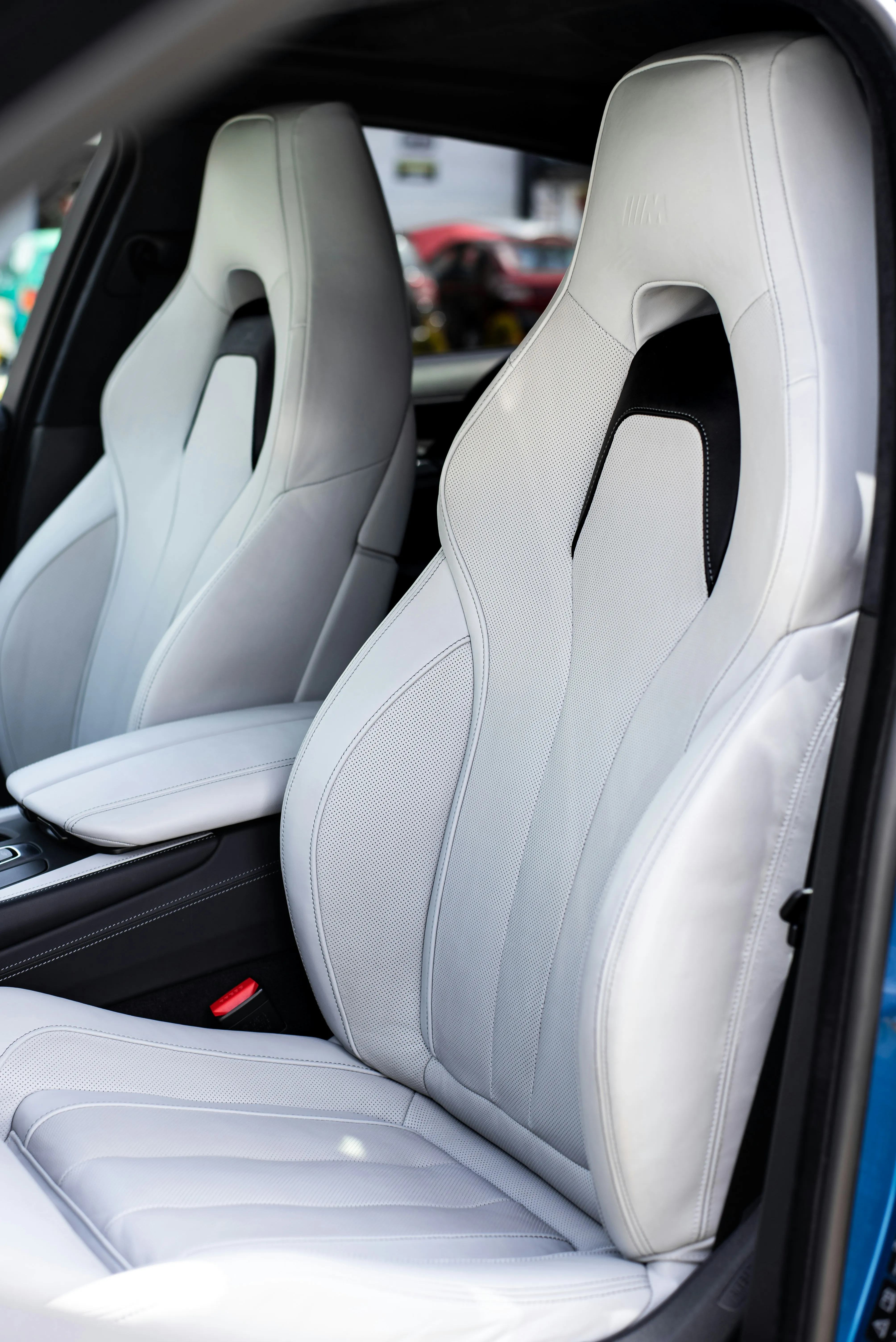 Jasne wnętrze BMW M4 po oczyszczeniu i zabezpieczeniu tapicerki