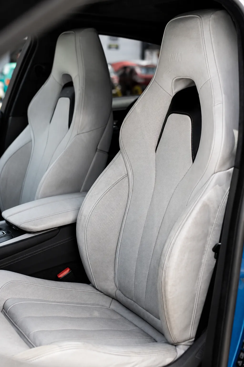Jasne wnętrze BMW M4 przed kompleksowym detailingiem