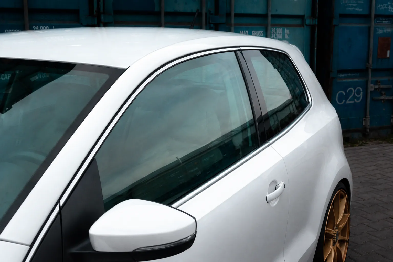 Volkswagen Golf przed dechromingiem, przyciemnieniem szyb i oklejeniem elementów nadwozia