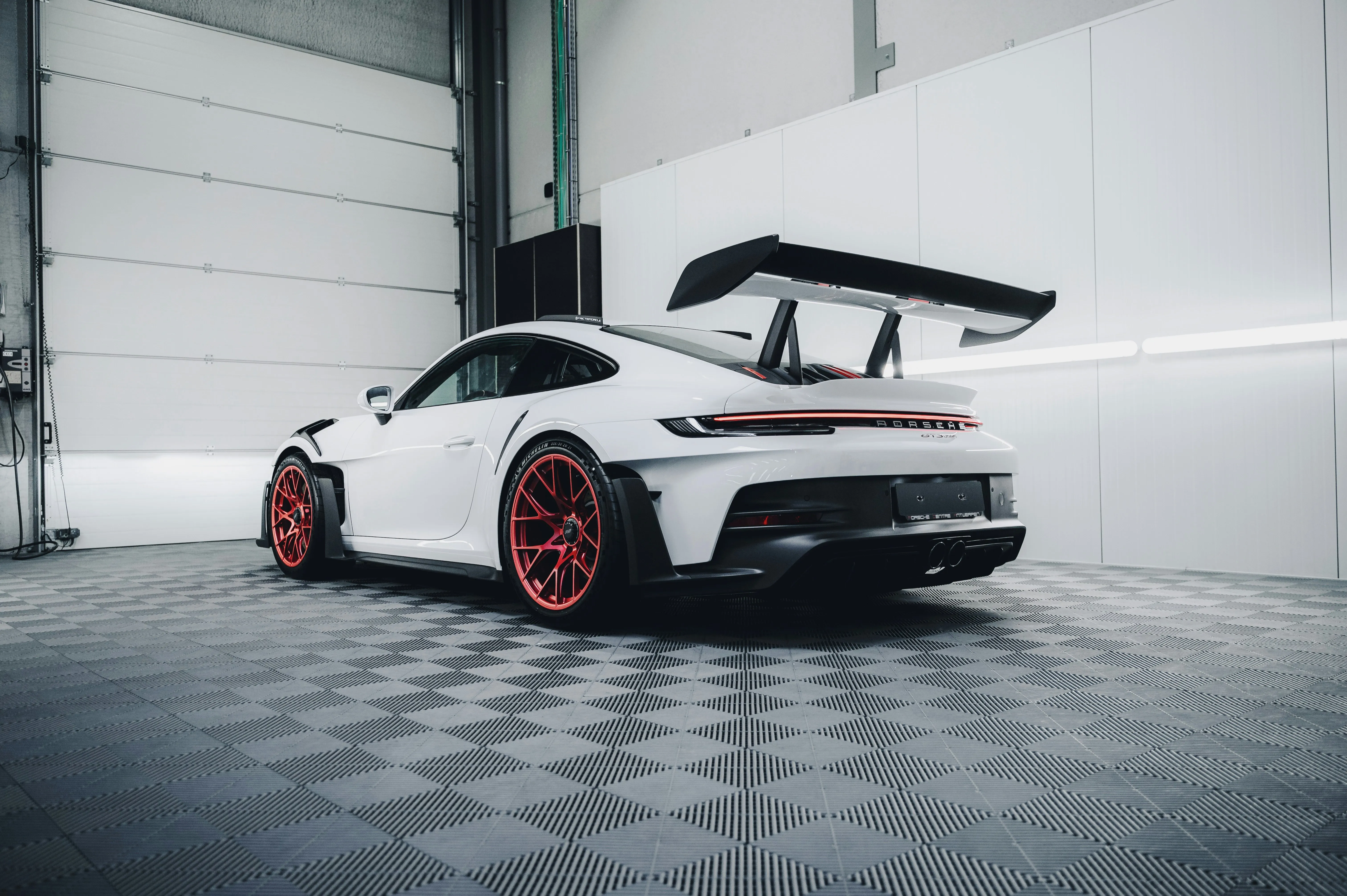 Czarne Porsche 911 Turbo S w studiu detailingowym
